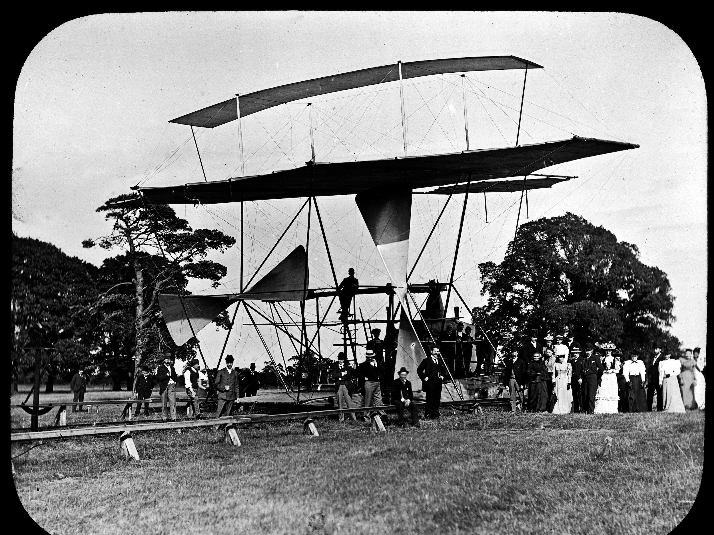 An image of Maxims flying machine with its 104-foot wingspan and weighing 8000 pounds