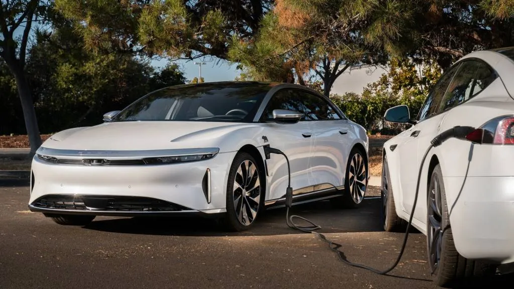 Lucid Air charging a Tesla Model S